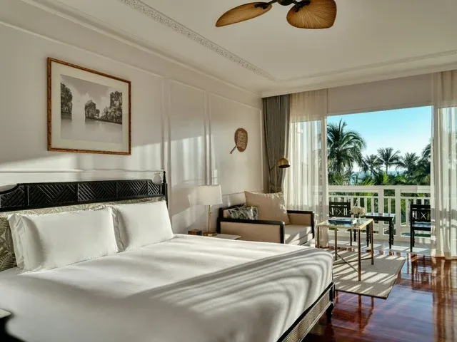River-view room with seating beside a Nordic waterway